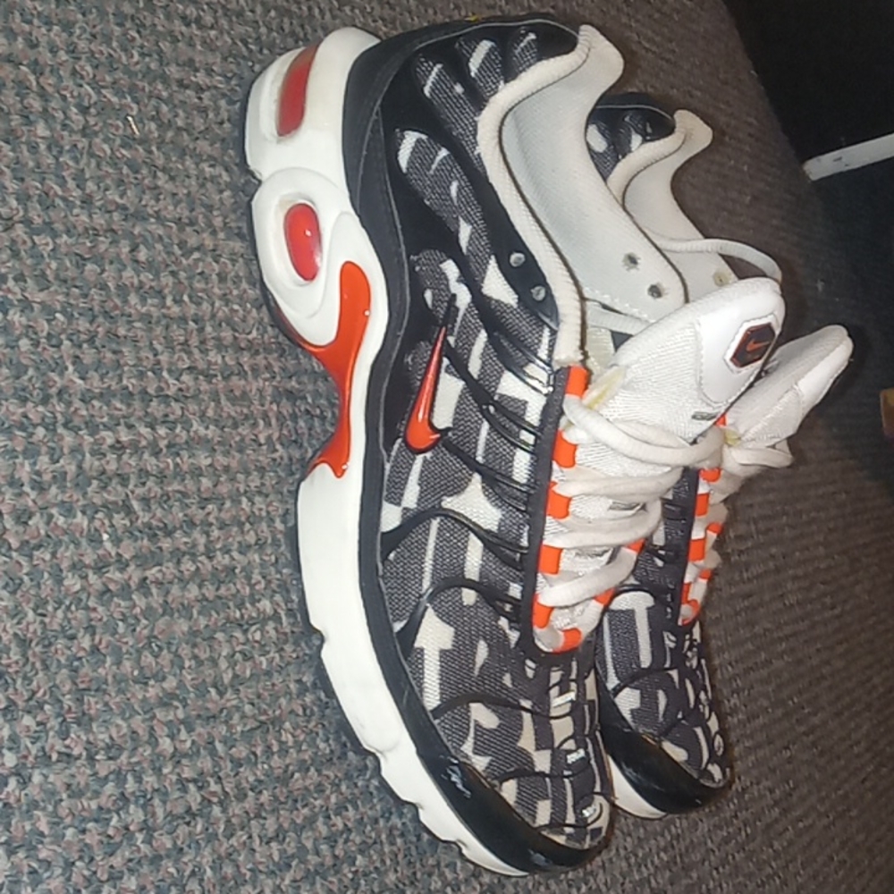 Nike Shoes - Picture 3 of 16